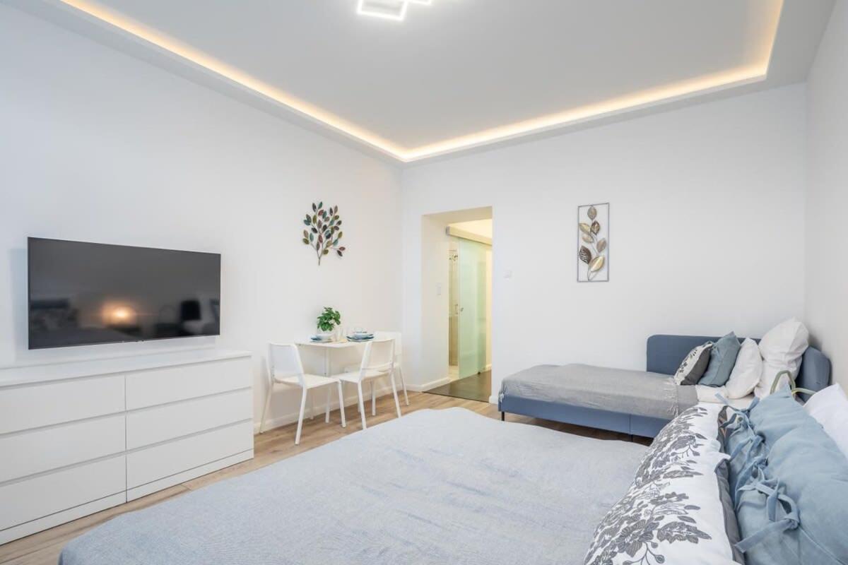 Modern In Downtown Area Apartment *