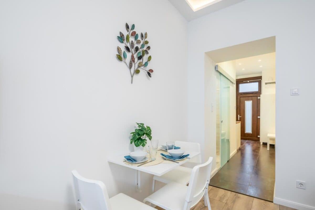Modern In Downtown Area Apartment *
